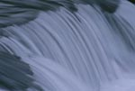 Strömendes Wasser am Brooks River Wasserfall