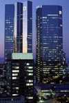 Deutsche Bank Frankfurt im Abendlicht