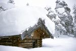 Verschneite Wetterschutzhütte