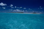 Südseeinsel mit weißem Strand und türkisblauem Meer 