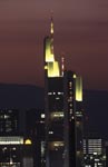 Commerzbank Frankfurt bei Einbruch der Dunkelheit