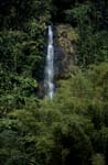 Imposanter Wasserfall im Fidschi Regenwald