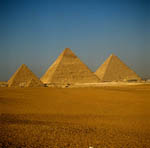 Die drei großen Pyramiden auf dem Plateau von Gizeh