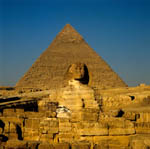 Sphinx mit Chephren-Pyramide im Hintergrund