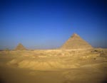 Blick von der Wueste auf Pyramiden Chephren, Cheops und Mykerinos
