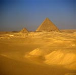Cheops- und Mykerinos Pyramide von der Wueste aus