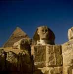 Frontansicht der Sphinx mit Chephren-Pyramide