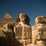 Frontalansicht der Sphinx mit Chephren Pyramide