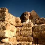Sphinx Frontalansicht mit Chephren Pyramide