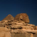 Sphinx von Gizeh mit Cheops Pyramide im Hintergrund