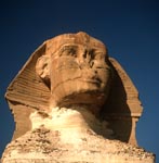 Wie alt ist der rätselhaft blickende Sphinx von Gizeh?